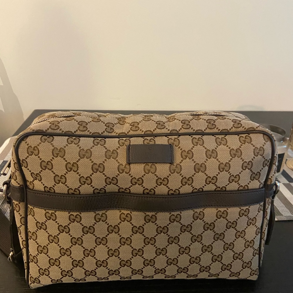 Authentic Gucci Crossbody ba $600 best office bag